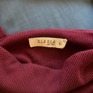 Maroon Crop top with strap back
Size L